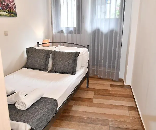 Giorgos House * نافبليو